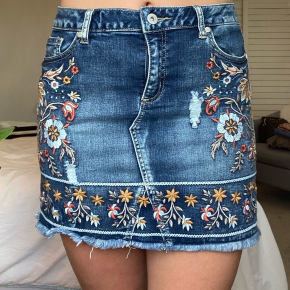 Embroidered skirt - Picture 1 of 2
